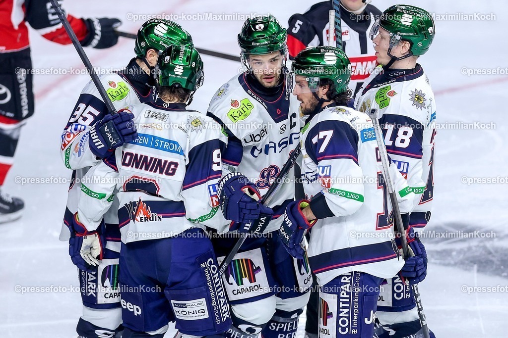 KEC15042601112 | 15.04.2026, Eishockey, DEL Halbfinale Play-Offs, Kölner Haie - Eisbären Berlin, Spiel 4, Lanxess-Arena Köln: Torjubel nach dem Tor zum 2:1 durch Torschütze Kai Wissmann (Eisbären Berlin #06)  zusammen mit  Ty Ronning (Eisbären Berlin #09) Jonas Müller (Eisbären Berlin #18) Frederik Tiffels (Eisbären Berlin #95) Jean-Sebastien Dea (Eisbären Berlin #17)  