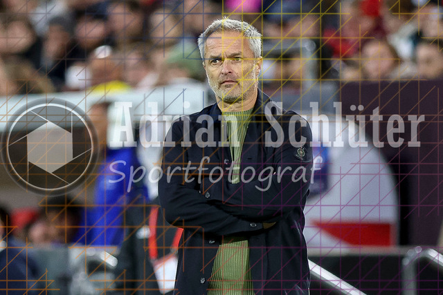 Deutschland vs Frankreich - Halbfinale - UEFA Women's Nations League | Düsseldorf, Deutschland, 24.10.25:   Nationaltrainer Christian Wück ( Deutschland ) gestikuliert, Gestik waehrend des Halbfinals der UEFA Women's Nations League zwischen Deutschland vs Frankreich in der Merkur-Spiel-Arena(Foto von Brauer-Fotoagentur / Adrian Schlueter)