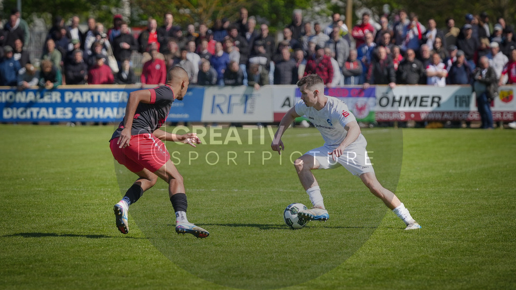 Fußball, Herren, Saison 2025/2026, Brandenburgliga, 23. Spieltag, Brandenburger SC Süd 05 vs. BSG Stahl Brandenburg, Samstag 25.04.2026, Werner-Seelenbinder-Sportplatz Brandenburg an der Havel | Fußball, Herren, Saison 2025/2026, Brandenburgliga, 23. Spieltag, Brandenburger SC Süd 05 vs. BSG Stahl Brandenburg, Samstag 25.04.2026, Werner-Seelenbinder-Sportplatz Brandenburg an der Havel, Im Bild: Joaquim Ribeiro de Sousa (l. Süd) und Luca Benedict Köhn (r. Stahl) - Realisiert mit Pictrs.com