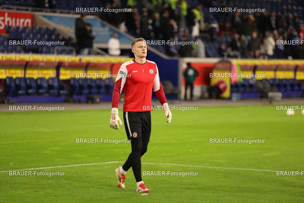 MSV Duisburg - Rot-Weiss Essen  | Duisburg, Deutschland, 26.10.2025 Jakob Golz  (Rot-Weiss Essen) schaut während des 3.Liga Spiels zwischen MSV Duisburg und Rot-Weiss Essen in der Schauinsland-Reisen-Arena am 26.10.2025 in Duisburg (Foto von Timo Bluhmki-Schmidt/ Brauer Fotoagentur
