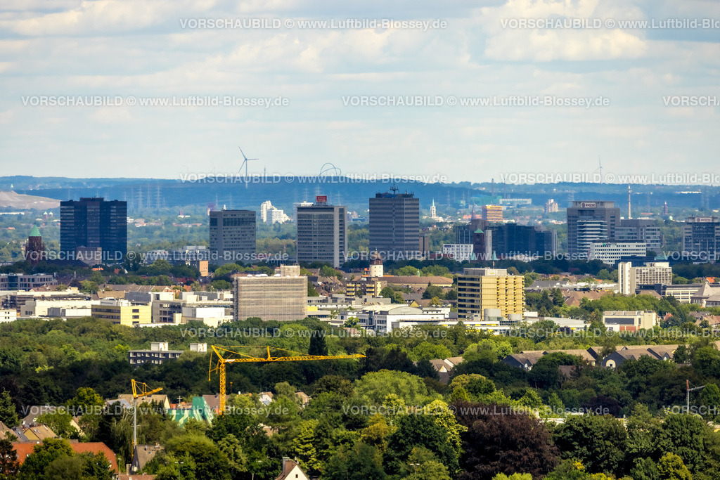 Essen220803093 | Luftbild, Skyline von Essen, mit Rathaus, Postbank Hochhaus, Evonik und Westenergie Turm, im Hintergrund die Halde Hoheward mit dem HorizonteObservatorium in Herten, Südviertel, Essen, Ruhrgebiet, Nordrhein-Westfalen, Deutschland