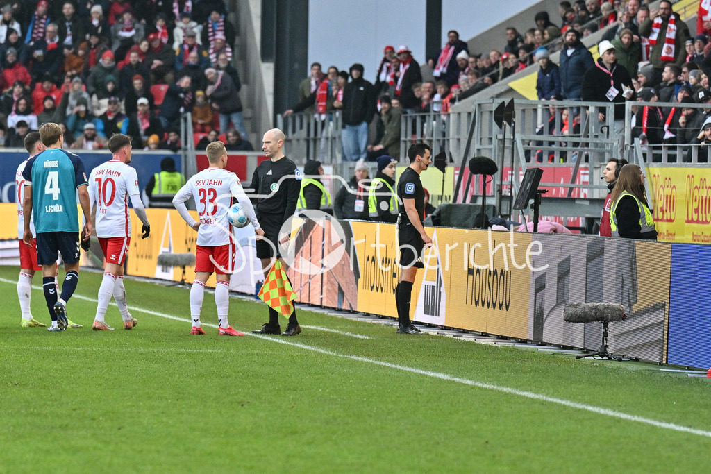 SSV Jahn Regensburg - 1. FC Köln | Schiedsrichterr Konrad OLDHAFER steht vor dem Bildschirm / VAR / Videobeweis / 2. Bundesliga: SSV Jahn Regensburg - 1. FC Koen, Jahnstadion am 08.12.2024