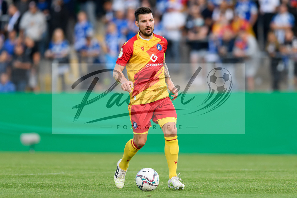 LOTKSC20210809_191 | Fussball, Herren: Jerome Gondorf (Karlsruher SC) in Aktion, am Ball, Einzelaktion beim Spiel der 1. Runde im DFB-Pokal zwischen SF Lotte und Karlsruher SC im Stadion am Lotter Kreuz am 09.08.2021 in Lotte, Deutschland.DFB / DFL REGULATIONS PROHIBIT ANY USE OF PHOTOGRAPHS AS IMAGE SEQUENCES AND/OR QUASI-VIDEO. - Realisiert mit Pictrs.com