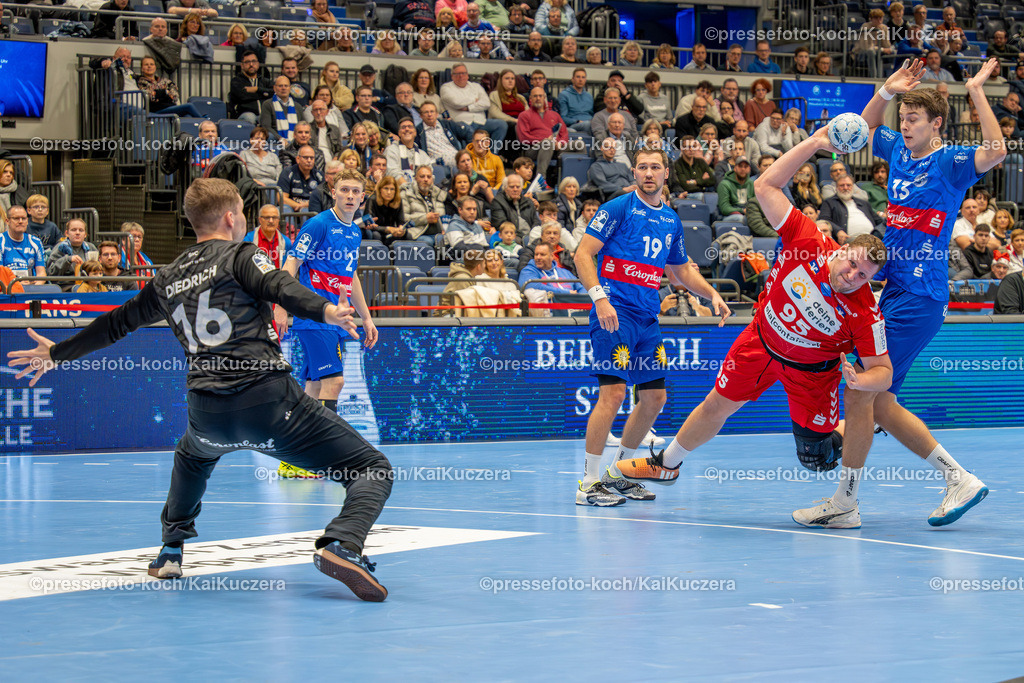 KKU01122401012 | 01.12.2024, xkkux, Handball, 2.BL, Bergischer HC - HSG Nordhorn-Lingen, Düsseldorf, PSD-Bank Dome, 2. Bundesliga, Saison 2024 2025: Torhüter Lukas Diedrich (BHC #16) verteidigt gegen Dominik Kalafut ( 95 HSG Nordhorn-Lingen) 
