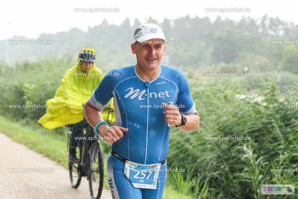 LUR_1363 | 34. M-net Erlanger Triathlon 2025 #erlangertriathlon  #mnettriathlon2025 #mnettriathlon #team #olympischedistanz #mitteldistanz #triathlon #maindonaukanal  #erlangertriathlon2025 #yourpictrs #tv1848 #tv1848erlangen  #triathlonbayern #sportinerlangen #demsportverbunden #sportshot_your_pictrs Copyright: www.sportshot.de