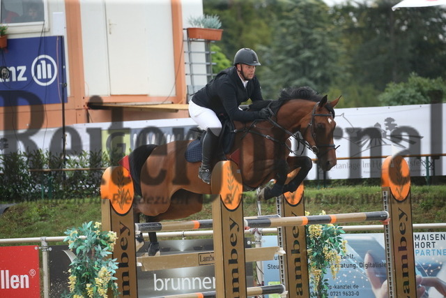 Durmersheim_2022_Prfg.Nr.04_Zwei-Phasen-Springen_Kl.S_Gregory Wiegand_Gimona (1) | Alle Fotos der Reiterjournal Fotografin Doris Matthaes im Reiterjournal Online-Fotoshop. - Realisiert mit Pictrs.com