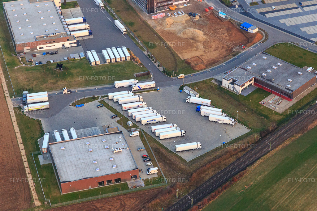 Luftbild: Markthalle 5 in Rülzheim im Bundesland Rheinland-Pfalz in Deutschland. – Foto: IMG_105224.jpg vom 24.03.2018 durch Werner Riehm/FLY-FOTO.de – Auflösung des Originals: 5472 x 3648 px – TOMSLOT88 * Provider