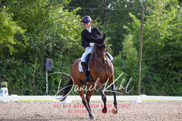 DKP41576 | Deine Turnierfotos vom Reitturnier online kaufen: Dressur, Springen & Siegerehrung. Professionelle Pferdefotografie aus dem Rheinland – als Download & Print.Alternative: Turnierfotograf für den Pferdesport: Finde deine Fotos von Dressur- und Springturnier