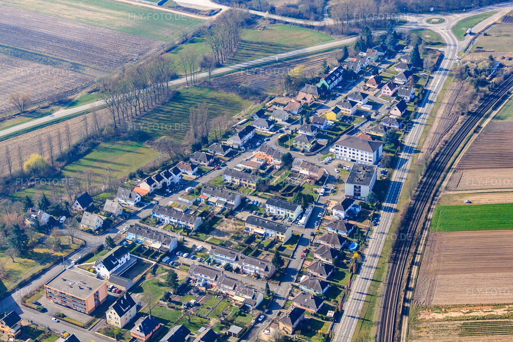 Luftbild: Rue de Strasbourg und Bahnlinie in Bischwiller im Bundesland Bas-Rhin in Frankreich. – Foto: IMG_62873.jpg vom 09.03.2014 durch Werner Riehm/FLY-FOTO.de – Auflösung des Originals: 4752 x 3168 px
