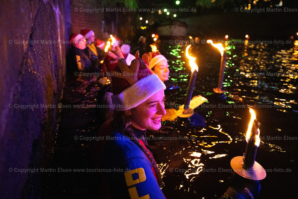 Stade Weihnachtsmarkt Fackelschwimmer DLRG_ELS_7850161223 | Stade DLRG Fackelschimmen 3.Advent - Realisiert mit Pictrs.com