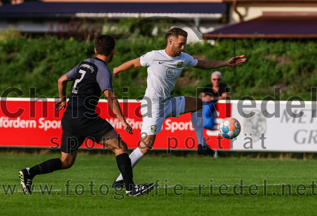 2023-08-08_019_FC_Moosinning_gegen_FC_Langengeisling | Moosinning, Deutschland, 08.08.2023:
Fußball, Bezirksliga Oberbayern Ost 2023 / 2024, 3. Spieltag, FC Moosinning gegen FC Langengeisling, Endergebnis: 0:4

Lucas Seeholzer (FC Langengeisling, #2), Thomas Auerweck (FC Moosinning, #19)

Foto: Christian Riedel / fotografie-riedel.net