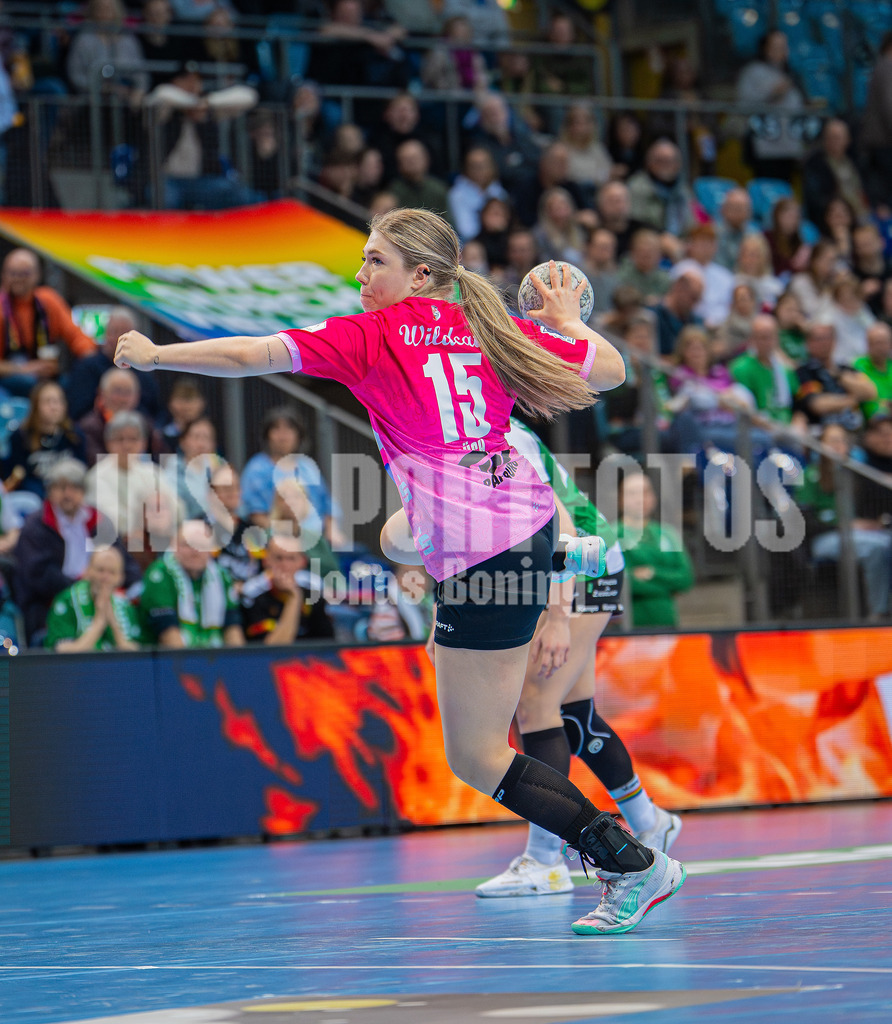 Handball I Frauen I Saison 2025-2026 I 1. HBF I 15. Spieltag I VFL Oldenburg - SV Union Halle-Neustadt 0069 | Fabienne Büch (15, SV Union Halle-Neustadt) frei vorm Tor - Realisiert mit Pictrs.com