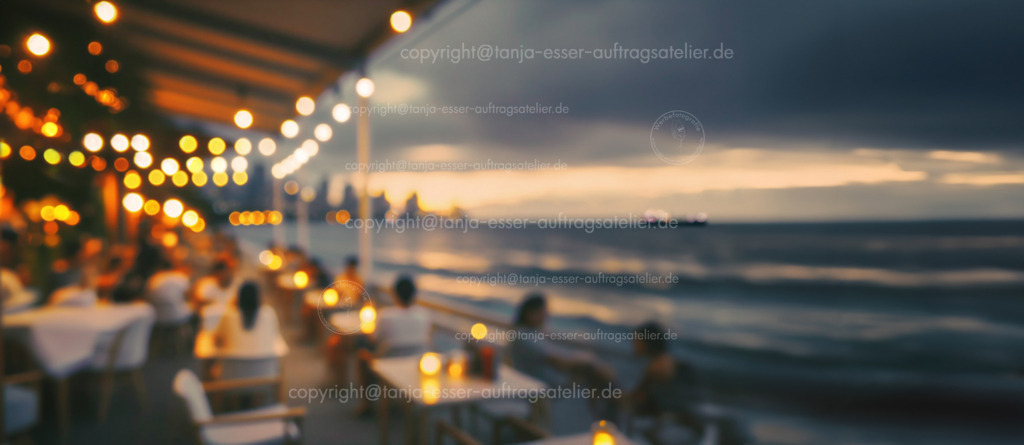 Bokeh Promenade Goldene Stunde | Unscharfes Bild zeigt Bokeh von Lichtern eines Restaurants an einer Promenade am Meer. Unbekannte Personen sitzen an Tischen bei Kerzenschein. Im Hintergrund ist das Meer, Sonnenuntergang und ein Schiff zu sehen.
