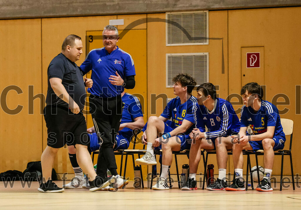 2024-02-24_028_SpVgg_Altenerding_gegen_SSG_Metten | Erding, Deutschland, 24.02.2024:
Handball, Bezirksoberliga Männer 2023 / 2024, 16. Spieltag, SpVgg Altenerding gegen SSG Metten, Endergebnis: 29:24

Stefan Kraus (SSG Metten, #18), Severin Primbs (SSG Metten, #8), Philipp Gäck (SSG Metten, #5)

Foto: Christian Riedel / fotografie-riedel.net