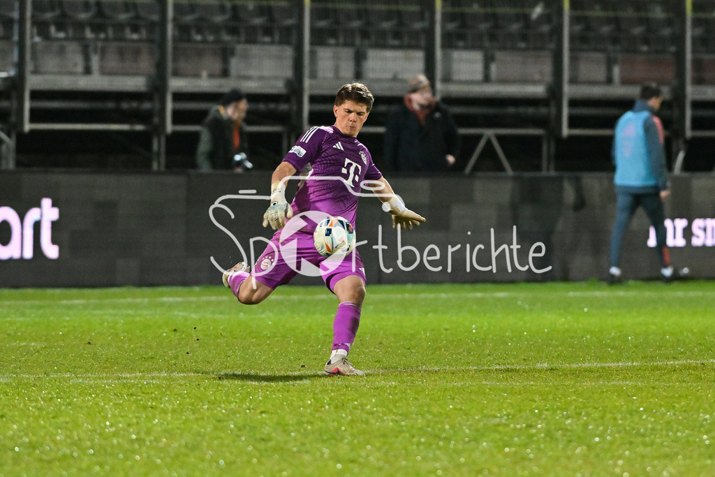 FC Würzburger Kickers - FC Bayern Amateure | WÜRZBURG, DEUTSCHLAND - 10. APRIL: am Ball Jannis Gerhard BÄRTL (FC Bayern Amateure 23) / Einzelfoto / Freisteller während dem Match zwischen dem FC Würzburger Kickers und den Amateuren des FC Bayern München am 28. Spieltag der Regionalliga Bayern in der AKON Arena