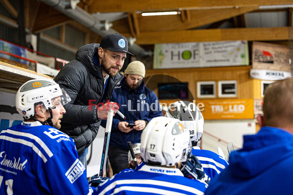SC Forst NATURE BOYS gegen ESC Hassfurt HAWKS | Eishockey Landesliga Herren Playoffs 2024/25 - Spiel 2 von 4, SC Forst NATURE BOYS gegen ESC Hassfurt HAWKS, 20250222,Fritz STÖGBAUER (Nature Boyz hc) spricht zur Mannschaft,2025-02-22 in Peißenberg (Eisstadion Peißenberg)Fritz STÖGBAUER (Nature Boyz hc)Copyright: WolfgangxLindner foto-lindner.de