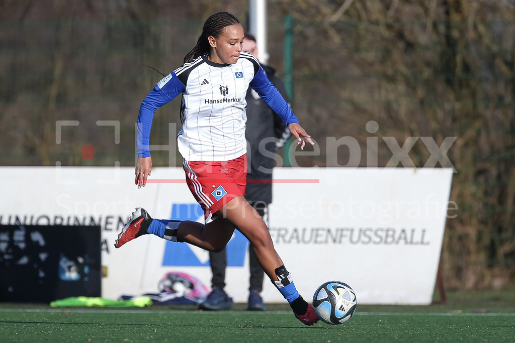 Fussball, Testspiel Frauen, Hamburger SV - Kolding IF | v.li.: Lisa Baum (Hamburger SV, 11) am Ball, Freisteller, Einzelbild, Ganzkörper, Aktion, Action, Spielszene
