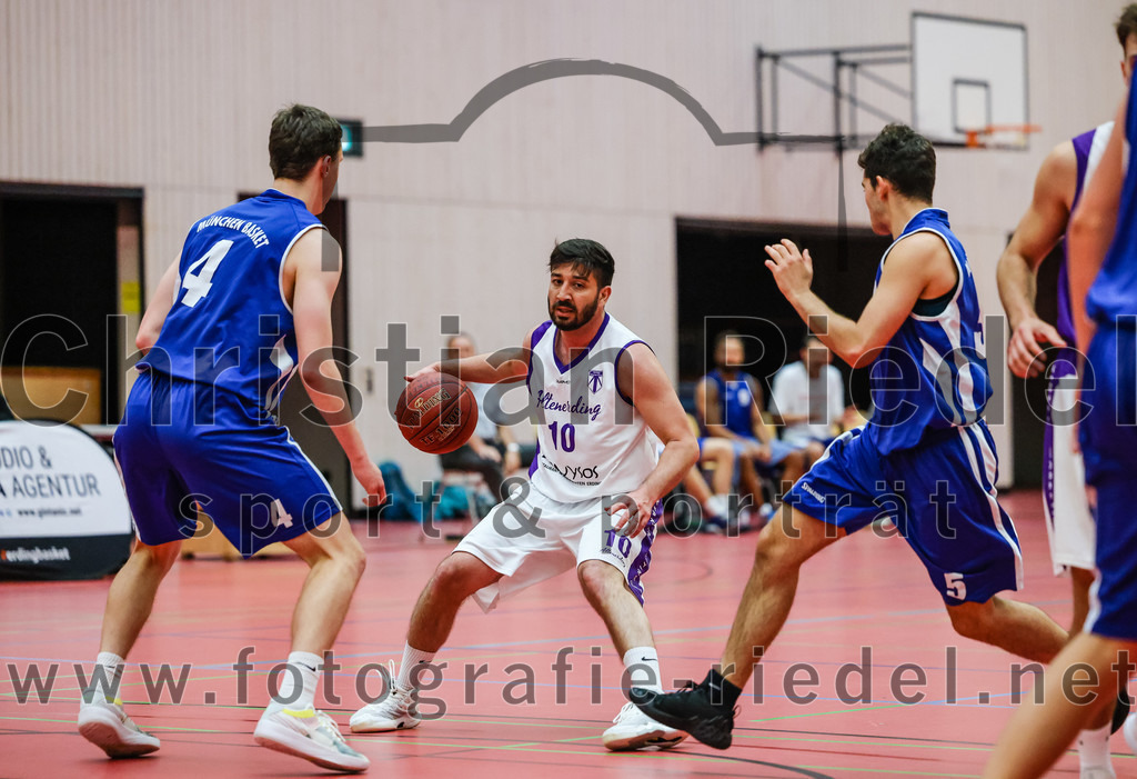 2022-05-29_007_SpVgg_Altenerding_gegen_Muenchen_Basket_2 | Erding, Deutschland, 29.05.2022:
Basketball, Bezirksliga 2021 / 2022, Herren Turnier der 2. der Aufstiegsrunden, SpVgg Altenerding gegen München Basket 2, Endergebnis: 

Tizian Baur (München Basket, #4), Abdul Azim Amani (SpVgg Altenerding, #10), P. Darriba (München Basket, #5)

Foto: Christian Riedel / fotografie-riedel.net