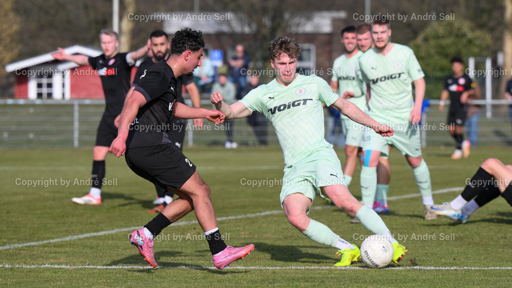 PSV Neumünster vs FC Kilia Kiel | Paul Eberhardt (PSV #26) vs Devran Boztepe (Kilia #2) / Fußball-Oberliga Männer 2025/2026 / PSV Neumünster vs FC Kilia Kiel / PSV Stadion Platz A / Neumünster / 07.03.26 - Realisiert mit Pictrs.com