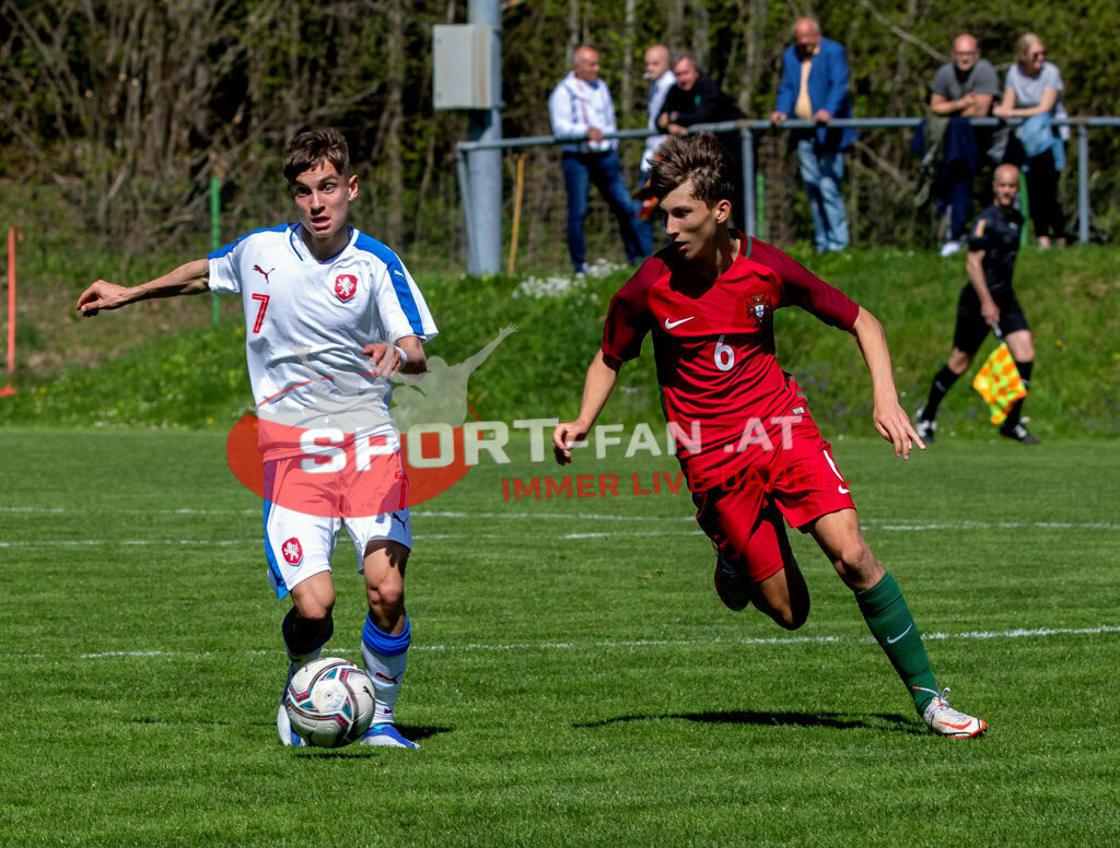 Portugal  U15 -Czech Republic U15 | SIMON WOLFL (Czech Republic #7) GONÇALO PINTO (Portugal #6) ; Portugal  U15 -Czech Republic U15 am 29.04.2022 in Arnoldstein
(Sportplatz), AUSTRIA, (Photo by Ernst Krawagner sport-fan.at) - Realisiert mit Pictrs.com