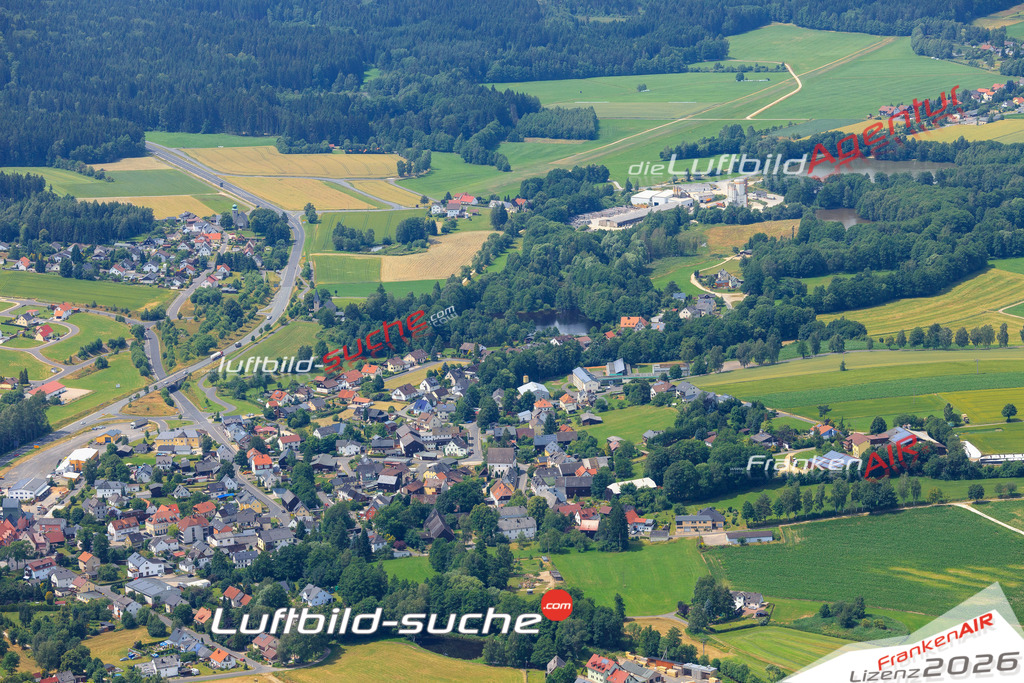 Die Luftaufnahme der Stadt Tröstau wurde vom UL-Flugzeug heraus erstellt ( keine Drohne )- hohe Auflösung für beste Qualität
