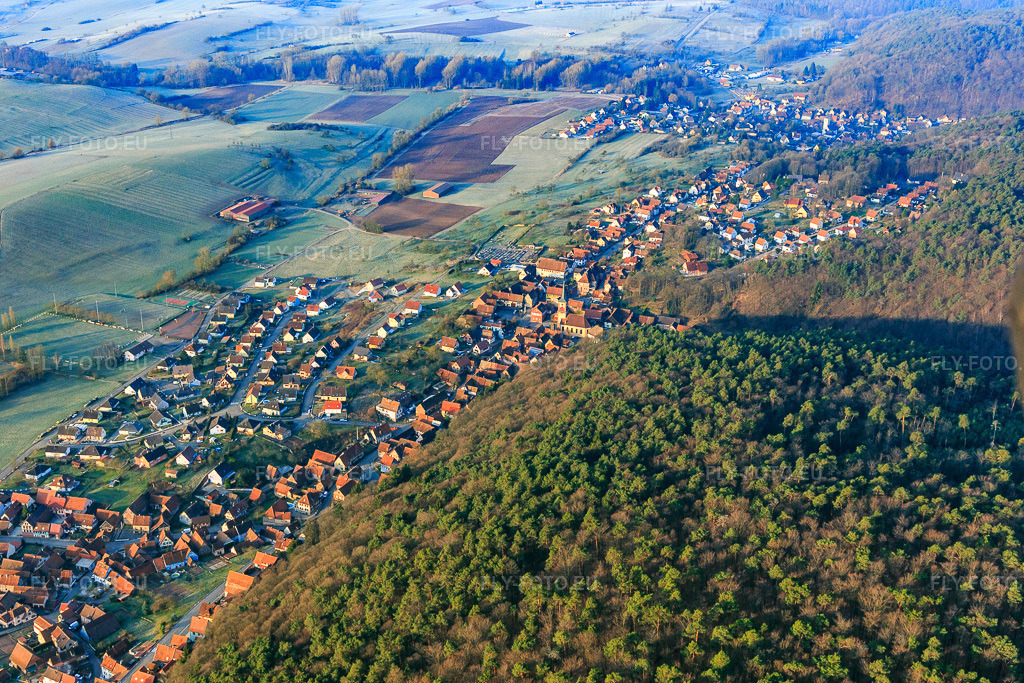 Vue aérienne: Vue de la ville depuis le nord-est à Offwiller dans le département Bas Rhin, France.Photo: IMG_105268.jpg prise le 25/03/2018 par Werner Riehm/FLY-FOTO.euRésolution de l'original: 5472 x 3648 px