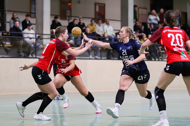 Handball I Damen I Saison 2025-2026 I Verbandsliga Süd I HSG Kalkberg 06 - MTV Dänischenhagen I 14.12.2025.169 | v.l. Laura Warnecke (11, MTV Dänischenhagen), Jette Kaack (21, HSG Kalkberg 06) - Realisiert mit Pictrs.com