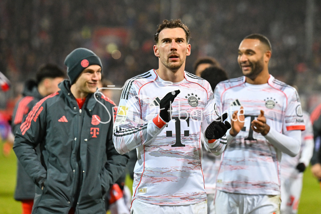 1. FC Heidenheim - FC Bayern München | HEIDENHEIM, GERMANY - 21. DECEMBER: die Spieler des FC Bayern feiern zusammen mit den Fans den Auswärtssieg in Heidenheim nach dem Bundesligamatch zwischen dem 1. FC Heidenheim und dem FC Bayern München am 15. Spieltag in der Voith-Arena / DFL REGULATIONS PROHIBIT ANY USE OF PHOTOGRAPHS AS IMAGE SEQUENCES AND/OR QUASI-VIDEO / Leon GORETZKA (FC Bayern Munich 8)