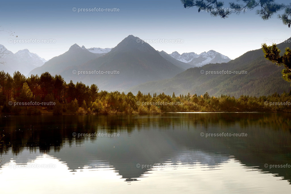 welltvi-Weissenbach_Baggersee-Herbst-04112017-_DSC1909 | Info aus dem Bezirk Reutte/Ausserfern Tirol sowie eine umfangreiche Bilddatenbank über die gesamte Region: Lechtal, Talkessel Reutte, Tannheimertal, Zwischentoren. Lech, Plansee, Zugspitze, Grenztunnel, B179, Fernpassstraße, Verkehr, Lawinen, Tradition, - Realisiert mit Pictrs.com