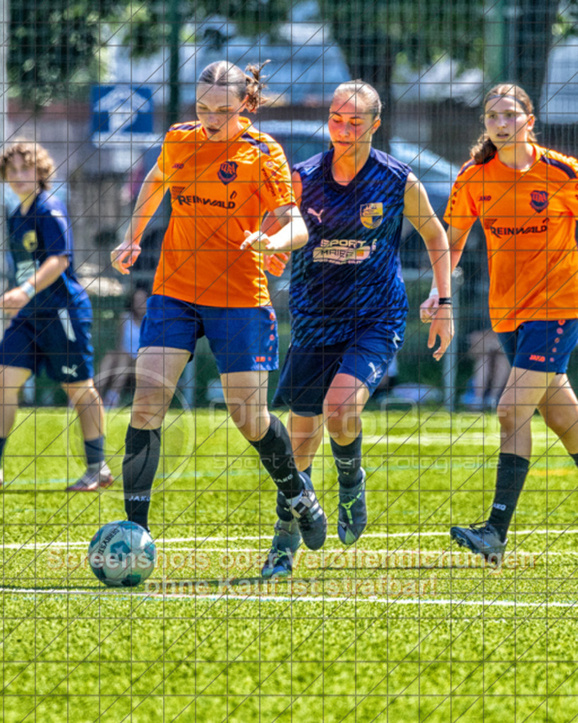 20250622_143256_0332-Bearbeitet | #,ASV Eislingen (blau) vs. Tura Untermünkheim (orange), Fussball, Aufstiegsspiel in B-Juniorinnen-VS Nord Runde 2 - WfV, Saison 2024/2025, Kunstrasensportplatz im Ösch, Staufeneckerstraße, 73054 Eislingen, 22.06.2025 - 14:00 Uhr,Foto: PhotoPeet-Sportfotografie/Peter Harich