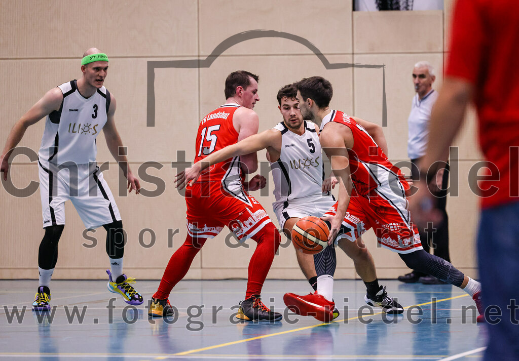 2022-12-03_111_TSV_Vaterstetten_gegen_TG_Landshut | Vaterstetten, Deutschland, 03.12.2022:
Basketball, Bayernliga Herren Südost 2022 / 2023, 7. Spieltag, TSV Vaterstetten gegen TG Landshut, Endergebnis: 71:78

F. Sutur (TSV Vaterstetten, #3), Florian Meingast&nbsp;(TG Landshut, #15), Jonathan Andre (TSV Vaterstetten, #5),   (TG Landshut, #19)

Foto: Christian Riedel / fotografie-riedel.net