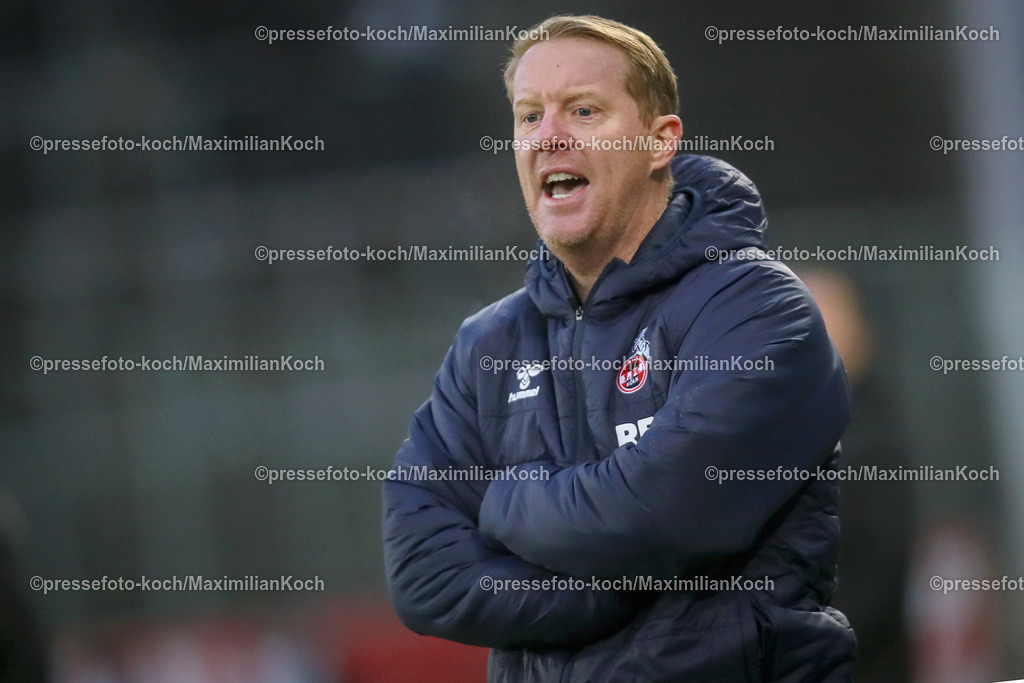 RWE06012401054 | 06.01.2024, Essen, Fußball, Herren, Stadion an der Hafenstraße, Testspiel, Rot-Weiss Essen – 1. FC Köln:  Cheftrainer Timo Schultz (1.FC Köln) steht gestikulierend an der Seitenlinie. 
DFB regulations prohibit any use of photographs as image sequences and or quasi-video.