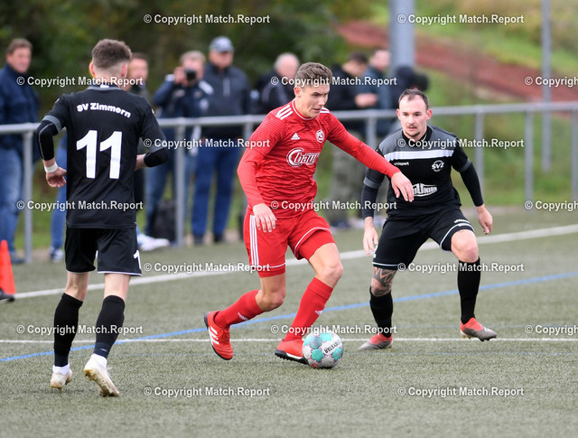 ulm | Fussball Landesliga 3 2020/2021 am 26.09.2020 in Rottenburg (Kunstrasenplatz FC Rottenburg)FC Rottenburg - SV ZimmernTom Vetter (mi, FC Rottenburg) gegen Nino Schrankenmueller (re) und Matthias Buerkle (li, beide Zimmern) im ZweikampfFOTO: ULMER Pressebildagentur / Moritz LissxxNOxMODELxRELEASExx