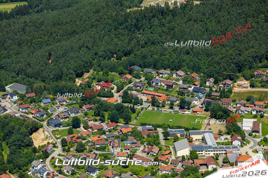Aktuelles Luftbild von  Thurmansbang - Die Luftaufnahme wurde 2022 mittels UL-Flugzeug erstellt ( keine Drohne ) - hochauflösende Kamera-Systeme von  Canon -Beste Qualität - Für grossformatige Ausdrucke geeignet. Die Geschenkidee !