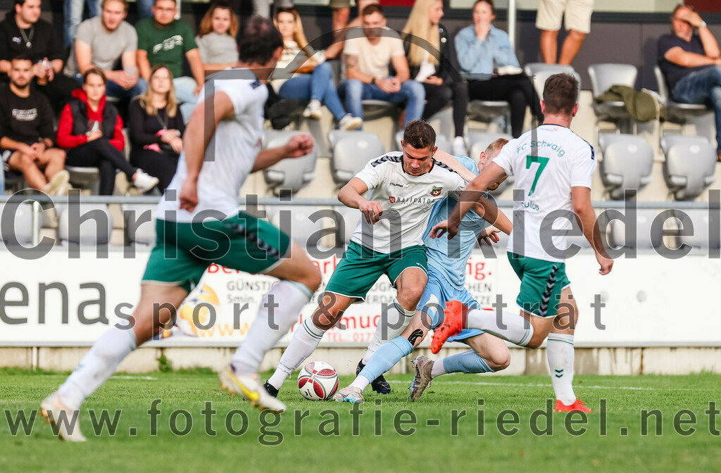 2023-07-28_038_FC_Schwaig_gegen_TSV_1860_Rosenheim | Oberding, Deutschland, 28.07.2023:
Fußball, Landesliga Südost 2023 / 2024, 3. Spieltag, FC Schwaig gegen TSV 1860 Rosenheim, Endergebnis: 1:1

Raffael Ascher (FC Schwaig, #9), Maximilian Pichler (TSV 1860 Rosenheim, #24), Tobias Paulus (FC Schwaig, #7)

Foto: Christian Riedel / fotografie-riedel.net