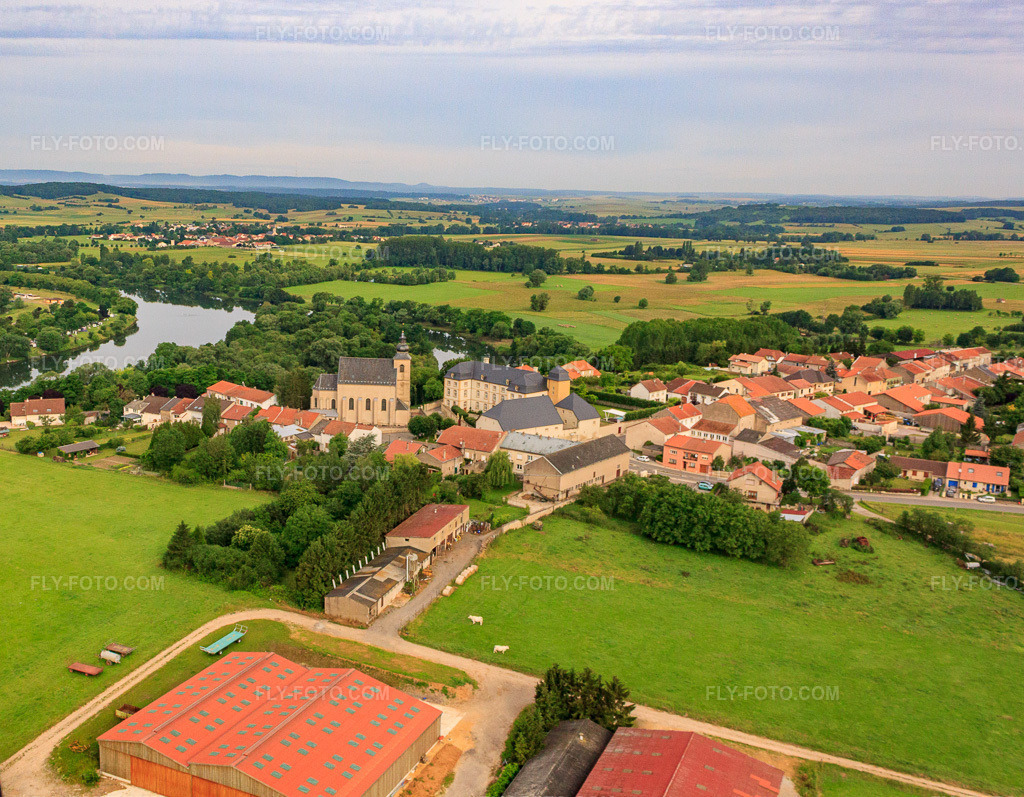Aerial view: Église Saint-Michel and Château de Berg - boutique hotel & event in Berg-sur-Moselle in the state Moselle, France. – Photo: IMG_50669.jpg taken on 06/24/2012 by Werner Riehm/FLY-FOTO.com – Resolution of the original: 3767 x 2930 px – Château de Berg – STBENOITDECATTENOM.OVER-BLOG.COM