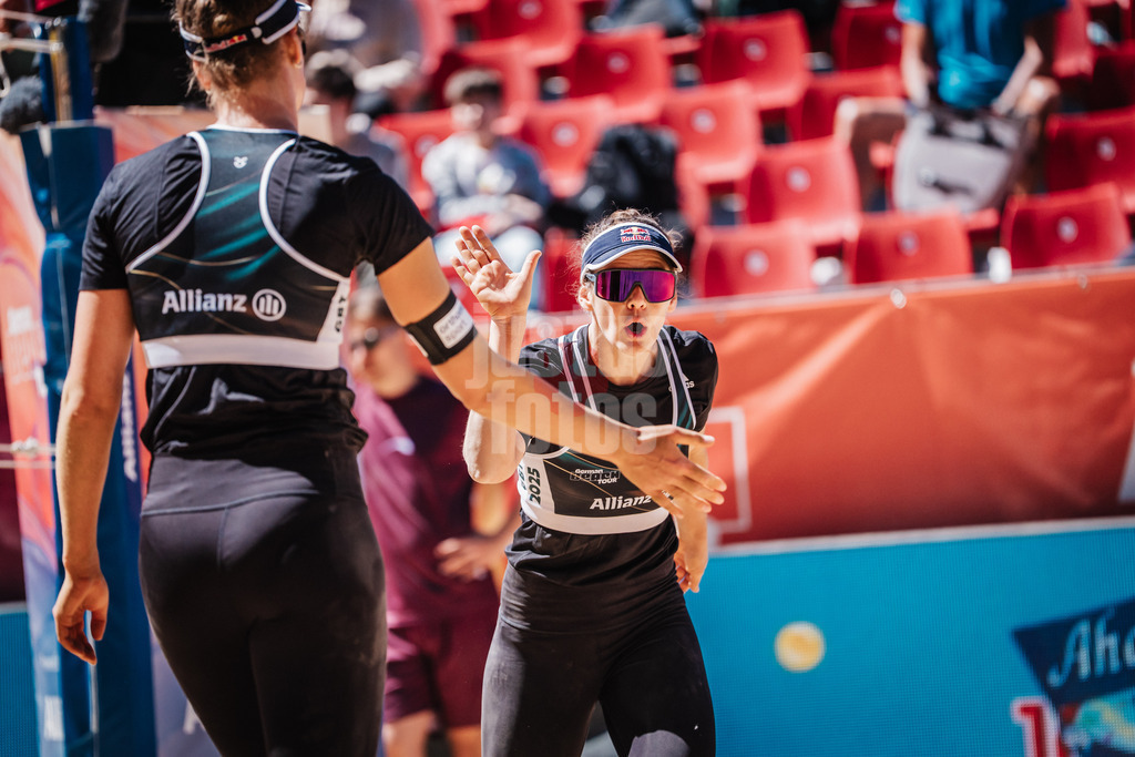 Beachvolleyball | Frauen | Allianz German Beach Tour 2025 | Tourstop Düsseldorf | 16.05.2025 | v.l. Svenja Müller und Cinja Tillmann jubeln