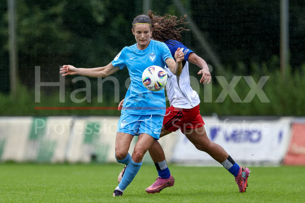 Fussball, Testspiel Frauen, Hamburger SV - FC Viktoria Berlin | Laura Casanovas Diaz (FC Viktoria 1889 Berlin, 53) am Ball, Einzelbild, Ganzkörper, Aktion, Action, Spielszene