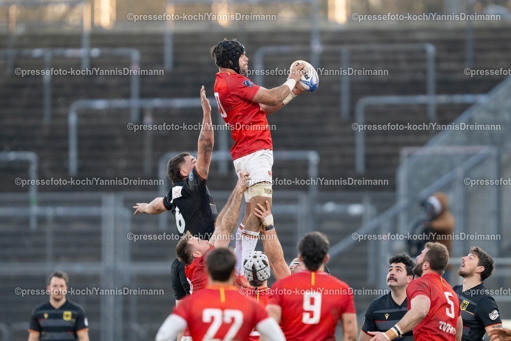 YDR1602250101037 | 16.02.2025, xydrx, Rugby Europe Championship, Deutschland - Belgien, 15er Männer, Auestadion Kassel: Jordan Gott (Belgien #20) fängt den Ball vor Justin Renc (Deutschland #6) in der Gasse