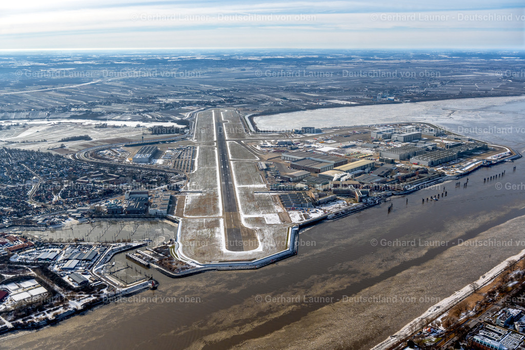 4044561 | HAMBURG 14.02.2021 Winterlich schneebedeckte Start- und Landebahnen mit Rollwegen Hangaranlagen und Terminals auf dem Gelände des Flughafen der Airbus SE im Ortsteil Finkenwerder in Hamburg, Deutschland. Weiterführende Informationen bei: Airbus SE. // Wintry snowy runway with hangar taxiways and terminals on the grounds of the airport of Airbus SE in the district Finkenwerder in Hamburg, Germany. Further information at: Airbus SE. Foto: Gerhard Launer