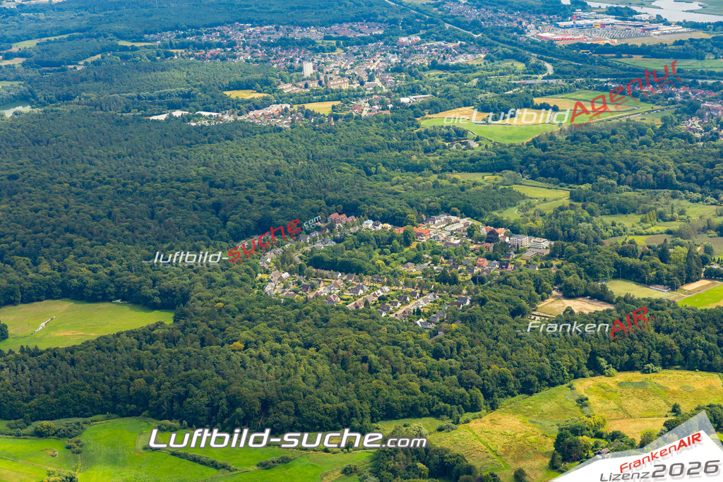 Aktuelles Luftbild von  Bad Schwartau - Die Luftaufnahme wurde 2022 mittels UL-Flugzeug erstellt ( keine Drohne ) - hochauflösende Kamera-Systeme von  Canon -Beste Qualität - Für grossformatige Ausdrucke geeignet. Die Geschenkidee !