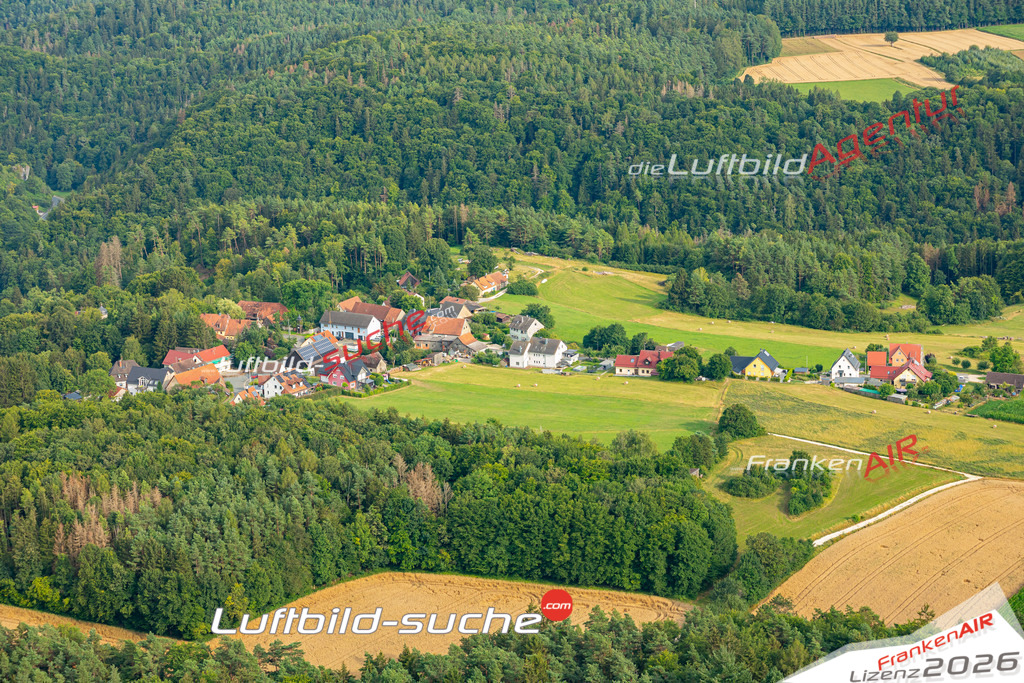 Das Luftbild zeigt : Kohlstein Gößweinstein - Die Luftaufnahme wurde 2024 vom UL-Flugzeug aus erstellt ( keine Drohne ) - Hochauflösende Luftaufnahme - Für grossformatige Ausdrucke geeignet. Die Geschenkidee !Mit Lizenz und Bildrechte bestellbar