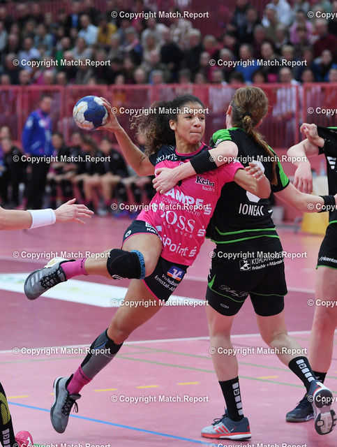 Handball 1. Bundesliga Frauen 18/19: TuS Metzingen - TV Nellingen | Handball 1. Bundesliga Frauen 2018/2019 TuS Metzingen in der Paul Horn Arena TuebingenTUSSIES Metzingen - TV Nellingen        26.12.2018Delaila Amega (li, TUSSIES Metzingen) gegen Roxana Alina Ioneac Joldes (re, TV Nellingen)FOTO: ULMER PressebildagenturxxNOxMODELxRELEASExx