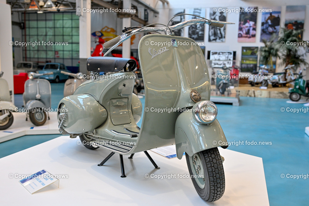 Italien_ Toskana_ Provinz Pisa_ Pontedera_ Vespa_ 29.05.2024-8 | 29.05.2024, Italien, ITA, Toskana, Pontedera im Bild Piaggio, Vespa, Museum

Piaggio ist ein italienischer Fahrzeughersteller mit Sitz in Pontedera. Das Unternehmen produziert verschiedene Mofas und Motorroller, unter anderem die Vespa, das Lastendreirad Ape sowie den Kleintransporter Porter. Zum Konzern gehören auch die Motorradmarken Aprilia, Derbi, Gilera, Laverda und Moto Guzzi. 
Quelle: Wikipedia