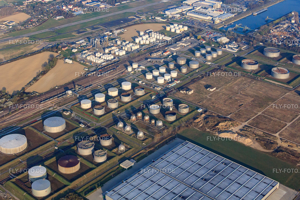 Tanklager Tanquid am Flugplatz von Osten | Luftbild: Tanklager Tanquid am Flugplatz von Osten in Speyer im Bundesland Rheinland-Pfalz in Deutschland. Foto: IMG_49235.jpg vom 28.03.2012 durch Werner Riehm/FLY-FOTO.de - Realisiert mit Pictrs.com