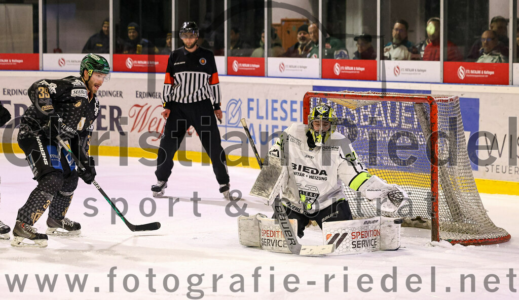 2024-02-23_109_TSV_Erding_gegen_ERSC_Amberg | Erding, Deutschland, 23.02.2024:
Eishockey, Bayernliga Playoffs 2023 / 2024, 3. Spieltag, TSV Erding gegen ERSC Amberg, Endergebnis: 2:3 n. V.

Thomas Plihal (Erding Gladiators, #39), Torwart Timon Bätge (ERSC Amberg, #31)

Foto: Christian Riedel / fotografie-riedel.net