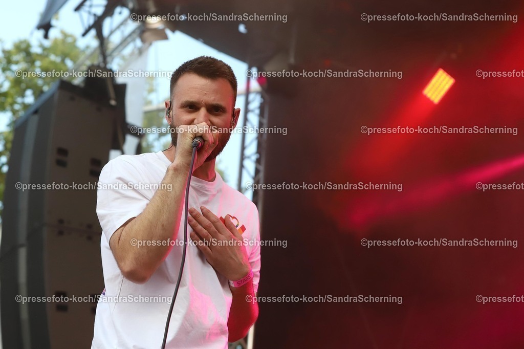 xSSC04072501070 | 04.07.2025, xsscx, Köln, Heumarkt, Cologne Pride: Stadtrand (Roman Lob) geben ein Konzert im Rahmen des Cologne Pride 2025