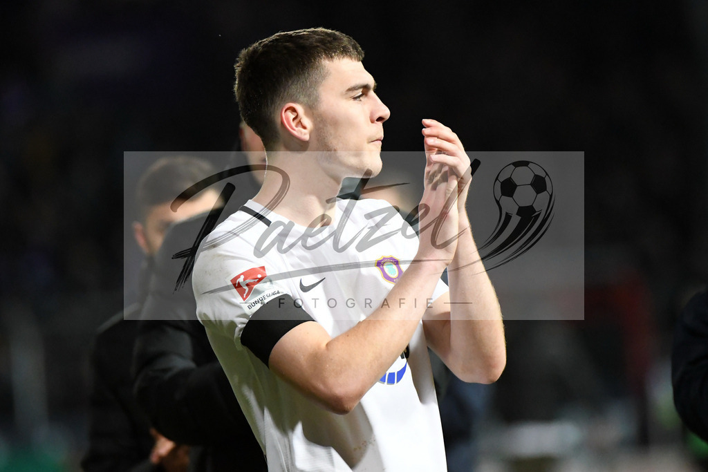 20200221_OSNAUE_0090 | Fussball, Herren: Jacob Rasmussen (Erzgebirge Aue) gestikuliert bei dem Spiel der 2. Bundesliga zwischen VfL Osnabrueck und FC Erzgebirge Aue im Stadion an der Bremer Bruecke am 21.02.2020 in Osnabrueck, Deutschland.DFB / DFL REGULATIONS PROHIBIT ANY USE OF PHOTOGRAPHS AS IMAGE SEQUENCES AND/OR QUASI-VIDEO. - Realisiert mit Pictrs.com