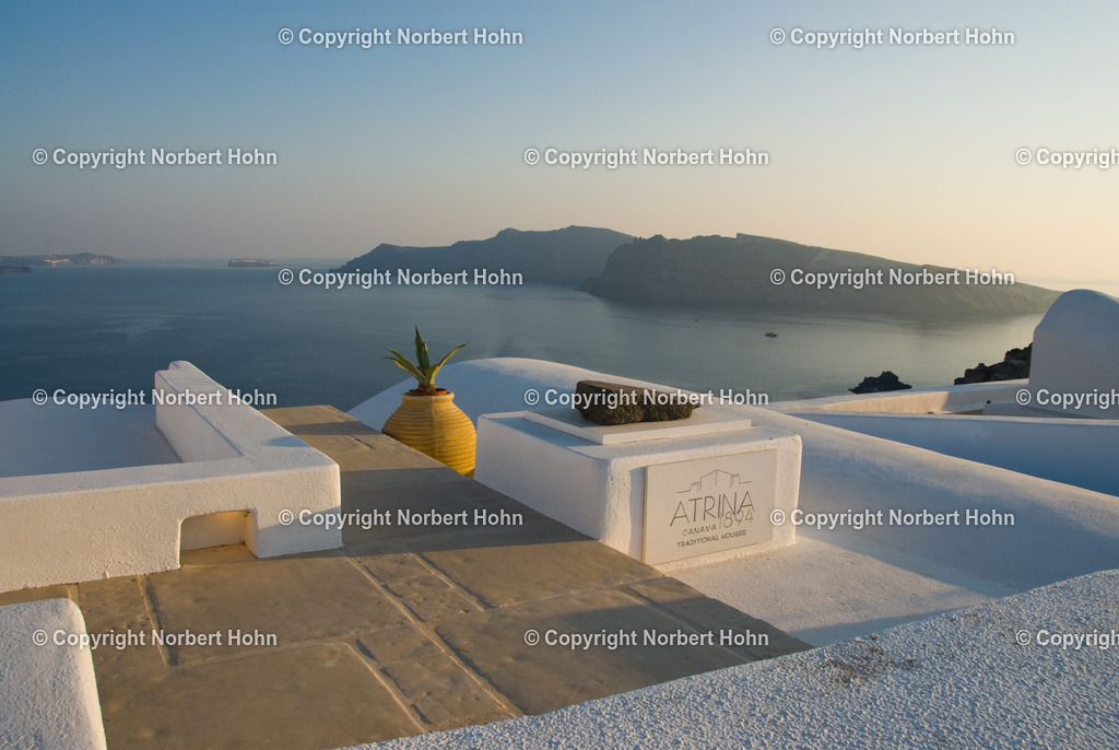 Reisefotografie - Griechenland - Santorini | Impressionen aus Oia auf der griechischen Insel Santorini am Abend. - Realisiert mit Pictrs.com