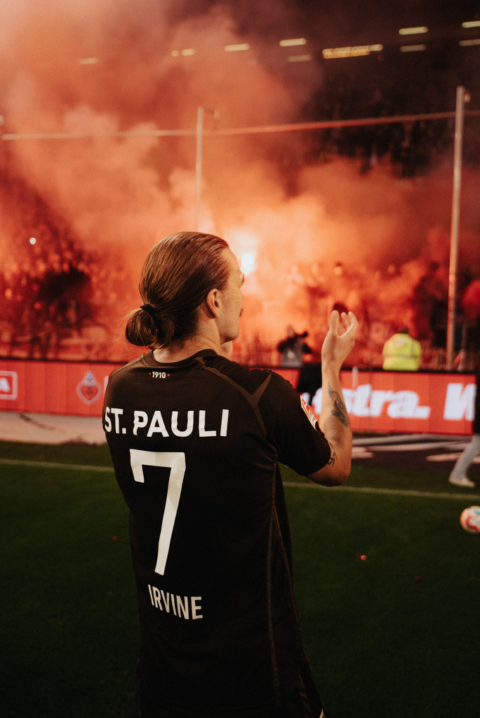 _FCP4849 | Der offizielle Shop für FC St. Pauli Fotos. Wähle aus Spielszenen & Fanmomenten dein FCSP Wunschformat. Wir liefern Millerntor-Atmosphäre.